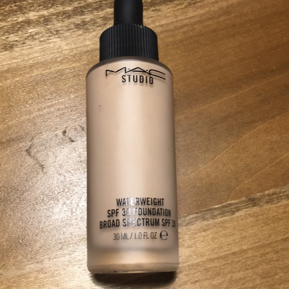 MAC Studio Waterweight SPF 30 Foundation NC20